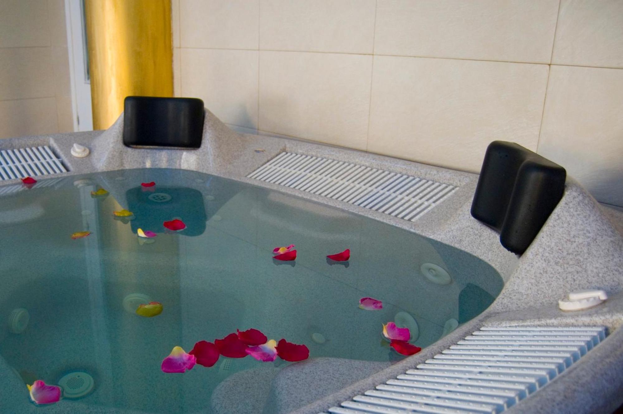 Отель Agua Viva Eco H Wellness Кастро-Урдиалес Экстерьер фото